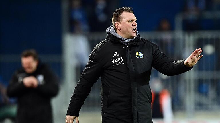 Saarbrückens Trainer Uwe Koschinat plagen vor der Partie gegen die Kickers Personalsorgen. Vier Akteure fallen mit positiven Coronatests aus. Saarbrückens Trainer Uwe Koschinat plagen vor der Partie gegen die Kickers Personalsorgen. Vier Akteure fallen mit positiven Coronatests aus.