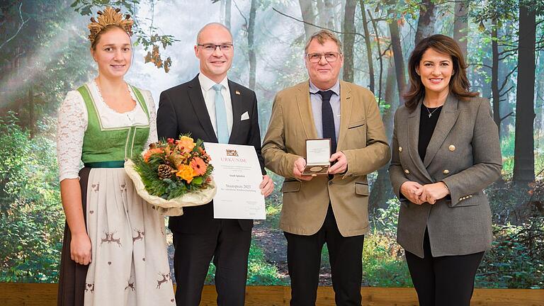 Waldkönigin Antonia Hegele, Iphofens Bürgermeister Dieter Lenzer, Förster Rainer Fell und Forstministerin Michaela Kaniber bei der Preisverleihung.