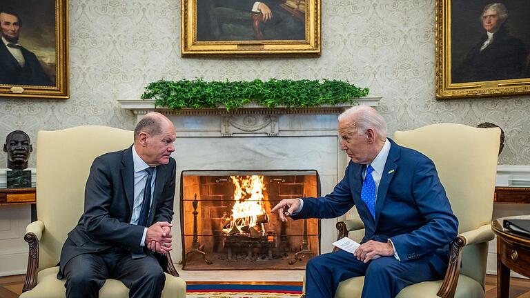 Scholz und Biden.jpeg       -  Für Olaf Scholz ist es bereits der dritte Besuch im Weißen Haus als Kanzler. Das Feuer im Kamin ist übrigens echt.