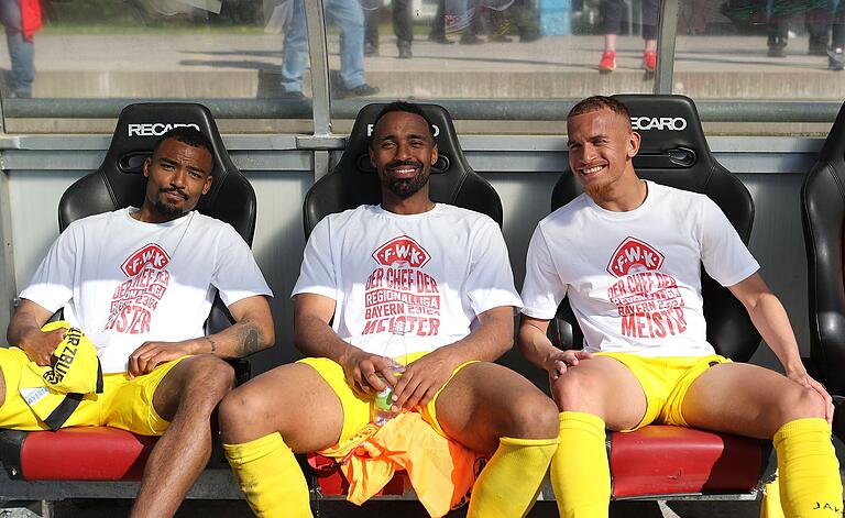 Nur kurze Zeit zum Durchschnaufen: Bereits am Dienstag steht für (von links) Fabrice Montcheu, Saliou Sané und Benyas Junge-Abiol mit den Würzburger Kickers das erste Heimspiel als feststehender Meister gegen Bayreuth an.