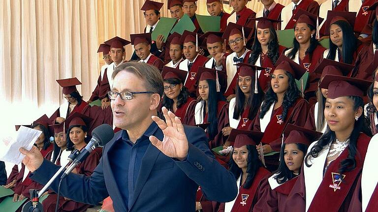 In der Privatschule der Straßenkinderhilfe im bolivianischen Cochabamba erhalten Kinder aus sozial schwachen Familien eine fundierte Schulbildung. Hier verabschiedet der Schweinfurter Frank Weber den Abiturjahrgang 2016. In der Privatschule der Straßenkinderhilfe im bolivianischen Cochabamba erhalten Kinder aus sozial schwachen Familien eine fundierte Schulbildung. Hier verabschiedet der Schweinfurter Frank Weber den Abiturjahrgang 2016.