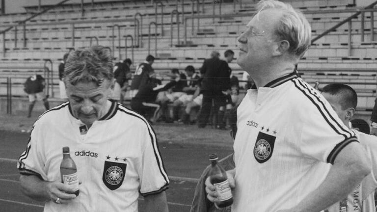 Hans Michelbach und Joschka Fischer nach einem Spiel des FC Bundestag gegen eine Auswahlmannschaft der russischen Staatsduma. Hans Michelbach und Joschka Fischer nach einem Spiel des FC Bundestag gegen eine Auswahlmannschaft der russischen Staatsduma.