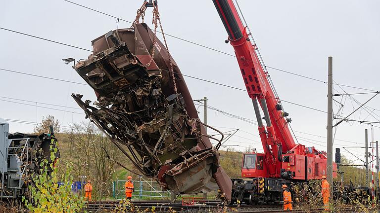 Entgleister Zug bei Köln - Bergung beginnt       -  Ein schwerer Kran hob einen ersten Güterwaggon von den Gleisen und stellte ihn neben den Schienen ab.