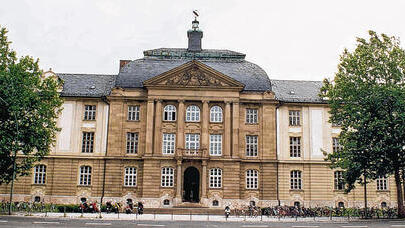 Heute kaum vorstellbar: Im Hof der damaligen Lehrerbildungsanstalt am Wittelsbacherplatz wurden nach dem Krieg Schweine gehalten. Heute gehört der Bau zur Universität.