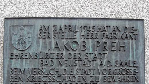 25 Jahre nach dem gewaltsamen Tod von Jakob Preh beschloss der Stadtrat von Bad Neustadt ihm zu Ehren am Rathaus eine Gedenktafel anzubringen.