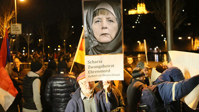 'Scharia, Zwangsheirat, Ehrenmord - Gehört zu Deutschland': Schmähplakat auf einer Wügida-Demo am Oberen Mainkai.