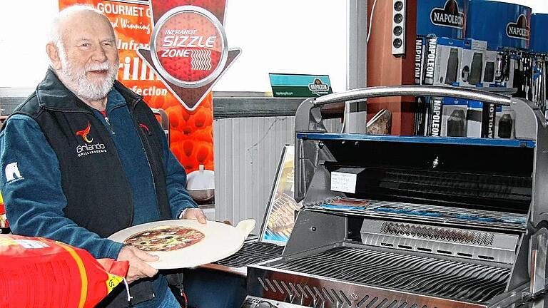An einem Spitzenmodell unter den Grills mit beleuchteten Armaturen, Kühlfach, Räucherkammer und anderen Finessen demonstriert Ernst Haipl, dass sogar Pizzen im Grill gebacken werden können. An einem Spitzenmodell unter den Grills mit beleuchteten Armaturen, Kühlfach, Räucherkammer und anderen Finessen demonstriert Ernst Haipl, dass sogar Pizzen im Grill gebacken werden können.