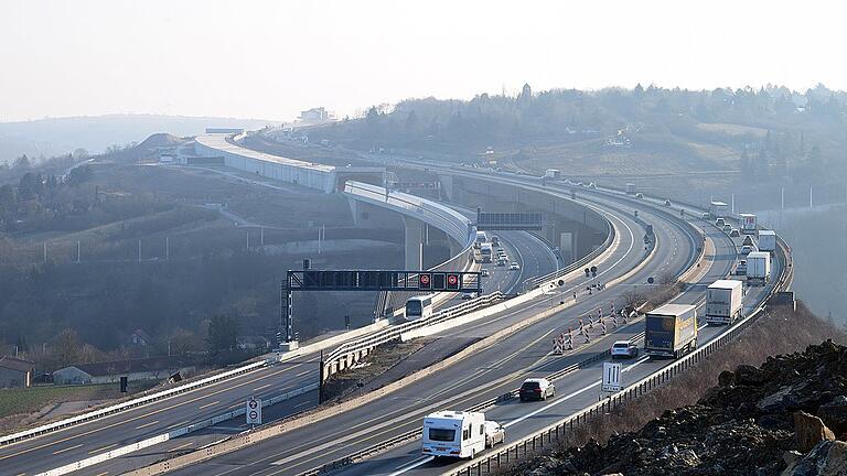 Autobahnumlegung auf der A3. Rechts im Bild fahren die Fahrzeuge Richtung Nürnberg noch auf der alten Trassenführung, links sind sie bereits auf der neuen Heidingsfelder Talbrücke unterwegs.