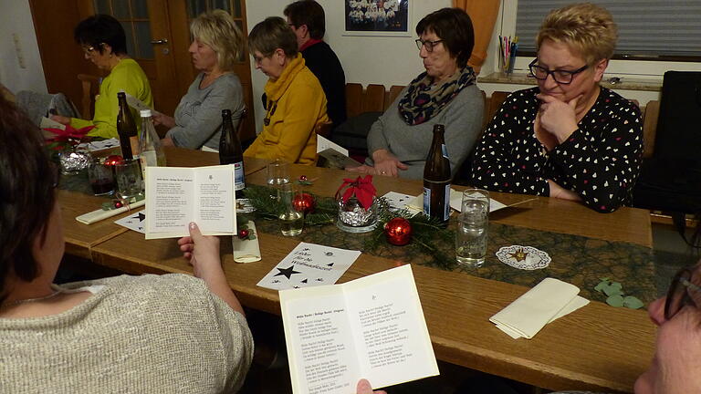 Bei der Weihnachtsfeier des Frauenbundes konnte jede Anwesende auf einer liebevoll gestalteten Karte alle sechs Strophen des Urtextes von 'Stille Nacht, Heilige Nacht' mitverfolgen.