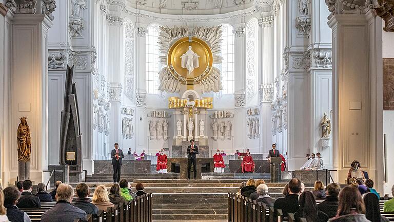 Gläubige nehmen an einem Gottesdienst im Kiliansdom in Würzburg teil.