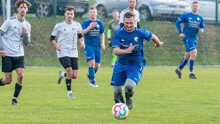 David Büschelberger (am Ball) und der TSV Trappstadt kamen gegen Tabellenführer TSV Ettleben zu einem 0:0-Unentschieden.