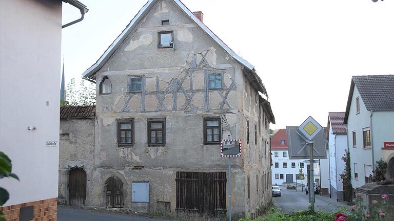 Das leerstehende Haus in der Mühlstraße von Heustreu entwickelt sich langsam zu einem Ärgernis für die Gemeinde.