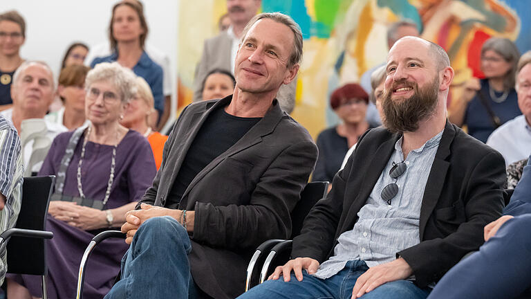 Vernissage der Gemeinschaftsausstellung mit dem Titel Rochade des Malers Robert Weissenbacher und des Bildhauers Götz Sambale (links) in der Kunsthalle Schweinfurt.&nbsp;