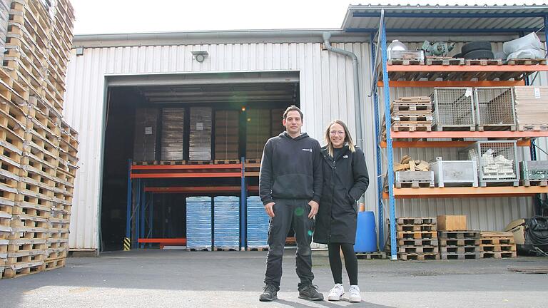 Emilio und Michelle Fischer vor der Industriehalle in Langenprozelten, in die der Cannabis Social Club des Vereins CannabisKultur MainSpessart e.V. einziehen soll.