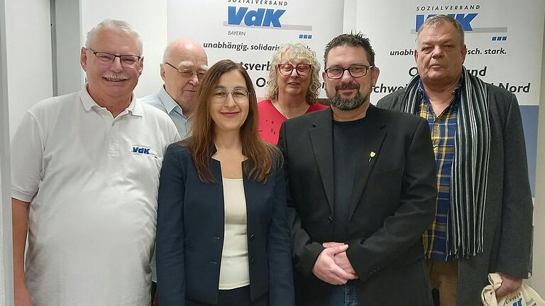 Auf dem Foto von links Gerhard Treutlein (stv. Vorsitzender VdK OV SW Ost und Nord), Lothar Kreile (Vorsitzender VdK OV SW Ost und Nord), Martina Walther-Bagley (VdK Kreisgeschäftsführerin), Sabine Eitner (stv. Vorsitzende VdK OV SW Ost und Nord), Michael Schwarz (VdK Kreisvorsitzender), Klaus Hofmann (3000stes Mitglied im OV SW Ost und Nord).