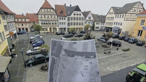 Blick auf den Marktplatz: Im Zuge der Neugestaltung der Innenstadt soll Mellrichstadts Marktplatz zum „Wohnzimmer der Stadt“ umgewandelt werden. Diesen Plan wie auch die Planungen für den Ausbau der Hauptstraße und der Plätze zeigte Bürgermeister Eberhard Streit beim Aufbruchs-Frühschoppen des CSU-Ortsverbands in der Markthalle auf. Blick auf den Marktplatz: Im Zuge der Neugestaltung der Innenstadt soll Mellrichstadts Marktplatz zum „Wohnzimmer der Stadt“ umgewandelt werden. Diesen Plan wie auch die Planungen für den Ausbau der Hauptstraße und der Plätze zeigte Bürgermeister Eberhard Streit beim Aufbruchs-Frühschoppen des CSU-Ortsverbands in der Markthalle auf.