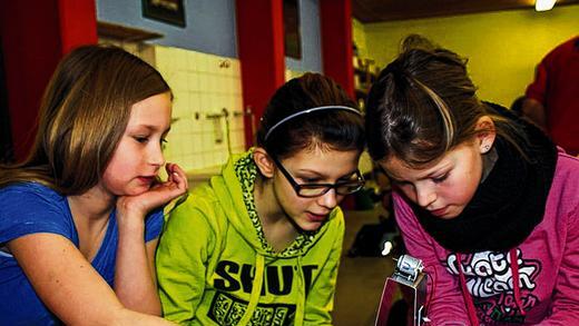 Schülerinnen bauen Ventilatoren - (glü) Das Projekt „Come with ME“ an der Staatlichen Realschule wirbt auf Initiative der Bayerischen Metall- und Elektroindustrie für Metall- und Elektroberufe. Für zwei Tage kamen elf Auszubildende mit ihren Ausbildern an die Schule. Sie wiesen die Schülerinnen und Schüler aller fünf 6. Klassen anhand eines Konstruktionsplanes und nach präzisen Anweisungen an, wie sie einen Tischventilator zusammenbauen müssen. Das Material stellt der Industrieverband zur Verfügung, die ortsansässigen Firmen Braun und Warema sind für das Personal verantwortlich. Ausbilder Andreas Konrad (Warema): „Wir wollen die Jungs, aber gerade auch die Mädchen für die technischen Berufe begeistern.“ Im Bild: Teamarbeit bei Franziska Heim, Erika Endres und Eva Rappel (von links), die prüfen, ob ihr Ventilator funktioniert. Schülerinnen bauen Ventilatoren - (glü) Das Projekt „Come with ME“ an der Staatlichen Realschule wirbt auf Initiative der Bayerischen Metall- und Elektroindustrie für Metall- und Elektroberufe. Für zwei Tage kamen elf Auszubildende mit ihren Ausbildern an die Schule. Sie wiesen die Schülerinnen und Schüler aller fünf 6. Klassen anhand eines Konstruktionsplanes und nach präzisen Anweisungen an, wie sie einen Tischventilator zusammenbauen müssen. Das Material stellt der Industrieverband zur Verfügung, die ortsansässigen Firmen Braun und Warema sind für das Personal verantwortlich. Ausbilder Andreas Konrad (Warema): „Wir wollen die Jungs, aber gerade auch die Mädchen für die technischen Berufe begeistern.“ Im Bild: Teamarbeit bei Franziska Heim, Erika Endres und Eva Rappel (von links), die prüfen, ob ihr Ventilator funktioniert.