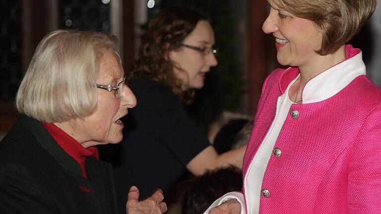 Beim traditionellen Kreuzbergbier-Anstich der Dettelbacher CSU war die Bundestagsabgeordnete Anja Weisgerber Gastrednerin &ndash; hier im Gespräch mit CSU-Urgestein Gudrun Kittel aus Kitzingen.