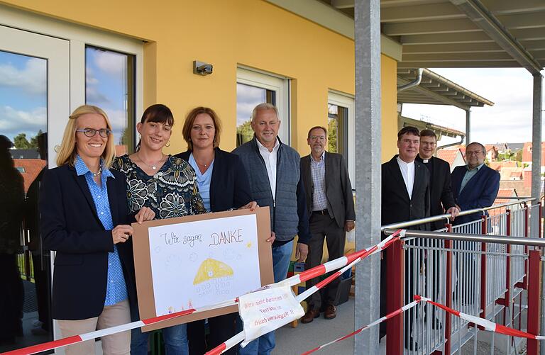 Eröffnung des neuen Krippenkindergartens mitten in Euerbach (von links): Eva Baunach (Vorsitzende des Christophorus-Vereins), Kindergartenleiterin Nathalie Koch, Bürgermeisterin Simone Seufert, Altbürgermeister Arthur Arnold, Diakonievorstand Pfarrer Jochen Keßler-Rosa, der evangelische Pfarrer Martin Bauer, der katholische Pfarrer Markus Grzibek und Architekt Peter Kopperger.