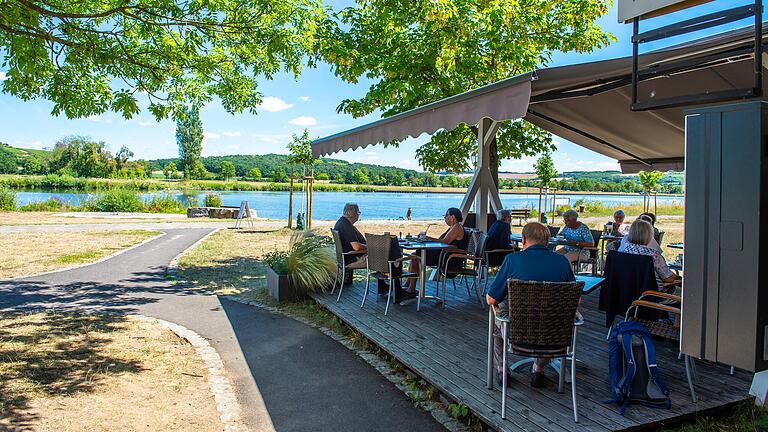 Das Garten-Café der Main-Bäckerei ist ein beliebter Treffpunkt. Hier genießen die Gäste die schöne Aussicht auf den Main.