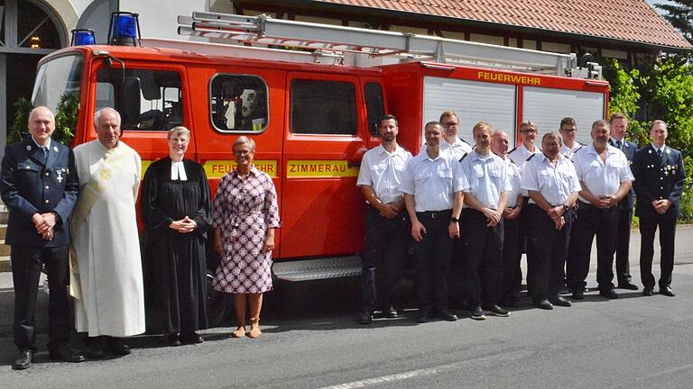 Gemeinsames Bild nach der Segnung des neuen Löschfahrzeugs mit der Patenwehr aus Frankenholz, Diakon Engelberg Ruck, Pfarrerin Tina Mertten und Bürgermeisterin Angelika Götz sowie den Kommandanten der Wehr.