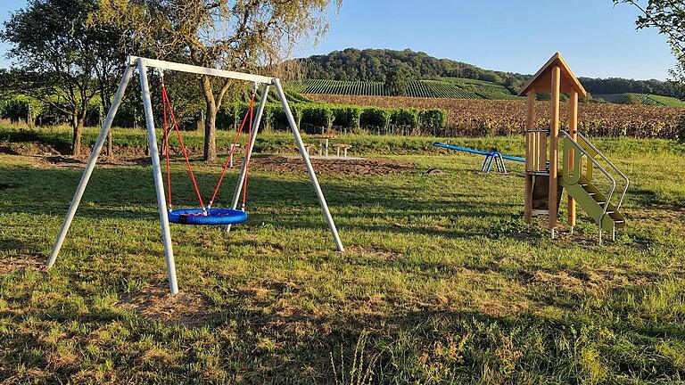 Ein Teil der neuen Spielgeräte am Mehrgenerationenplatz in Markt Einersheim stehen bereits. Über das Regionalbudget des Amtes für ländliche Entwicklung werden noch weitere Spiel- und Bewegungsgeräte angeschafft sowie eine Boule- und Boccia-Bahn angelegt.