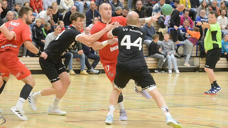 Nikola Becejac (am Ball, auf diesem Archivbild attackiert vom Anzinger Kreshnik Krasniqi/rechts) und sein TSV Lohr sind seit 12. Oktober in der Handball-Regionalliga ohne Punkt und empfangen am Samstag mit HT München ein Spitzenteam. Nikola Becejac (am Ball, auf diesem Archivbild attackiert vom Anzinger Kreshnik Krasniqi/rechts) und sein TSV Lohr sind seit 12. Oktober in der Handball-Regionalliga ohne Punkt und empfangen am Samstag mit HT München ein Spitzenteam.