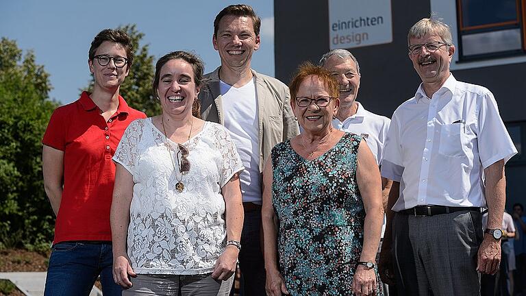 Einweihung Neubau BüroForum       -  Das Büroforum hat am Heuchelhof seinen dritten Bauabschnitt Einrichten Design fertiggestellt. Im Bild von links: Diplombauingenierin Paula Höhn, Architektin Alexandra Möhrlein (Büroforum), Jochen Bär, Bürgermeisterin Marion Schäfer-Blake, Architekt Klaus Bär (Vater des Inhabers) und Stadtbaurat Christian Baumgart.
