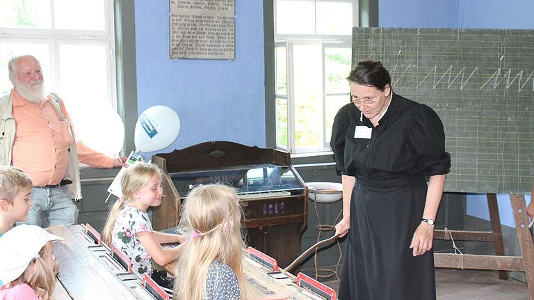 Das Fränkische Freilandmuseum in Fladungen bietet regelmäßig historischen Unterricht in der alten Dorfschule an, hier beim Museumsfest Ende August. Das Fränkische Freilandmuseum in Fladungen bietet regelmäßig historischen Unterricht in der alten Dorfschule an, hier beim Museumsfest Ende August.