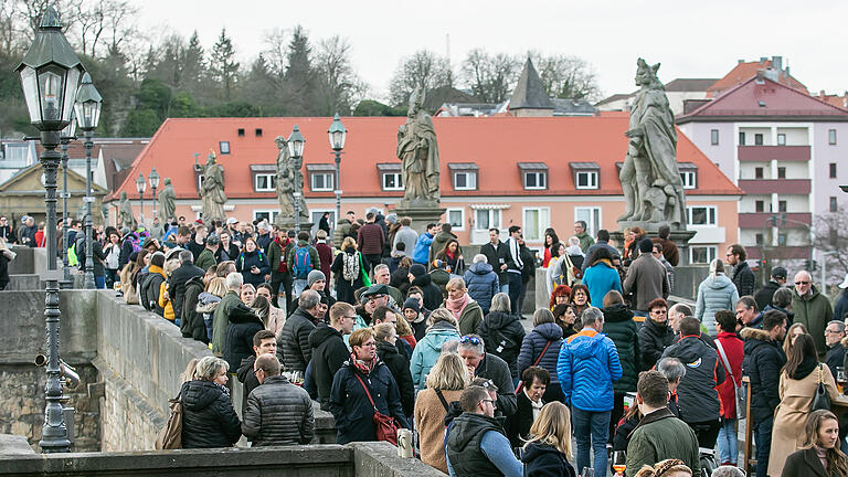 Szenen wie diese wird es vorerst nicht mehr geben: Vergangenen Samstag standen noch viele Menschen auf der Alten Mainbrücke.