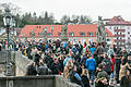 Szenen wie diese wird es vorerst nicht mehr geben: Vergangenen Samstag standen noch viele Menschen auf der Alten Mainbrücke.