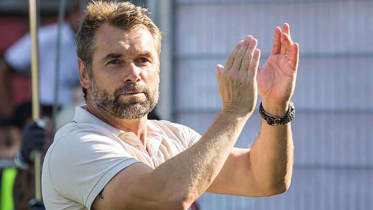 Bernd Hollerbach führte die Würzburger Kickers aus der Regionalliga bis in die 2. Bundesliga. Bernd Hollerbach führte die Würzburger Kickers aus der Regionalliga bis in die 2. Bundesliga.