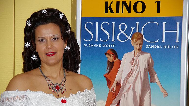 Nadja Keller als Sisi vor dem Filmplakat bei der Vorpremiere.       -  Nadja Keller als Sisi vor dem Filmplakat bei der Vorpremiere.