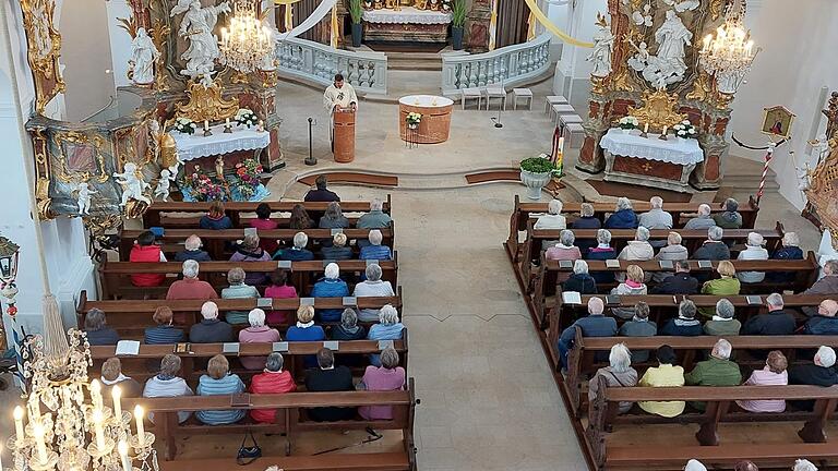 Diakon Joachim Stapf während der Andacht in der vollbesetzten Kirche.