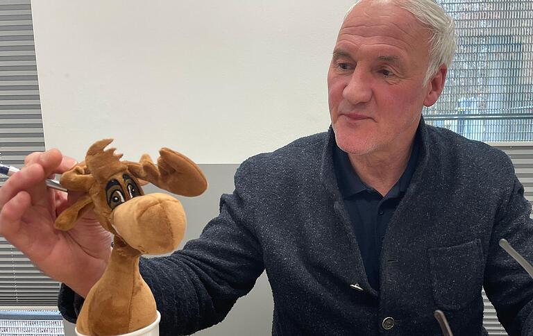 Wildpark-Leiter Thomas Leier hat den Elch zum Wappentier des Wildparks gemacht. Dazu gehören auch jede Menge elchige Artikel, von der Tasse bis zum Plüschtier. Im Dezember vor 20 Jahren ist der erste Elch in Schweinfurt eingezogen. Wildpark-Leiter Thomas Leier hat den Elch zum Wappentier des Wildparks gemacht. Dazu gehören auch jede Menge elchige Artikel, von der Tasse bis zum Plüschtier. Im Dezember vor 20 Jahren ist der erste Elch in Schweinfurt eingezogen.