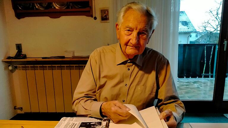 Günter Huschka erzählt die Geschichte von Josef Dünninger, der vor 50 Jahren das Ehrenbürgerrecht der Gemeinde Goßmannsdorf verliehen bekam.