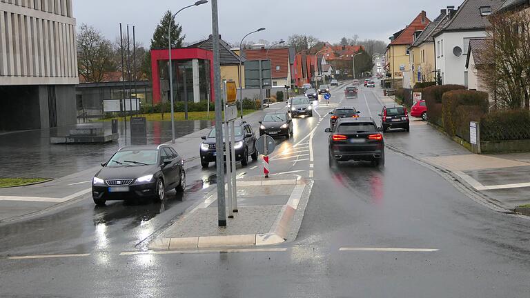 Nach der momentanen Rechtslage können die Kommunen nicht eigenständig über eine Geschwindigkeitsreduzierung auf Kreis- und Staatsstraßen in ihrem Ortsgebiet entscheiden, wie hier zum Beispiel in der Hofheimer Straße in Haßfurt, die eine Staatsstraße ist.