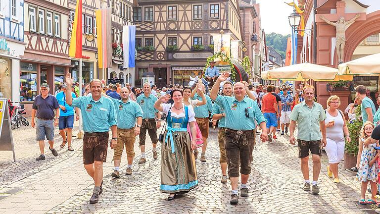 Zum Keiler Fanklubtag werden am Samstag erstmals über 1700 Bierfans in Lohr erwartet. Hier der Zug durch die Stadt aus dem vergangenen Jahr. Zum Keiler Fanklubtag werden am Samstag erstmals über 1700 Bierfans in Lohr erwartet. Hier der Zug durch die Stadt aus dem vergangenen Jahr.