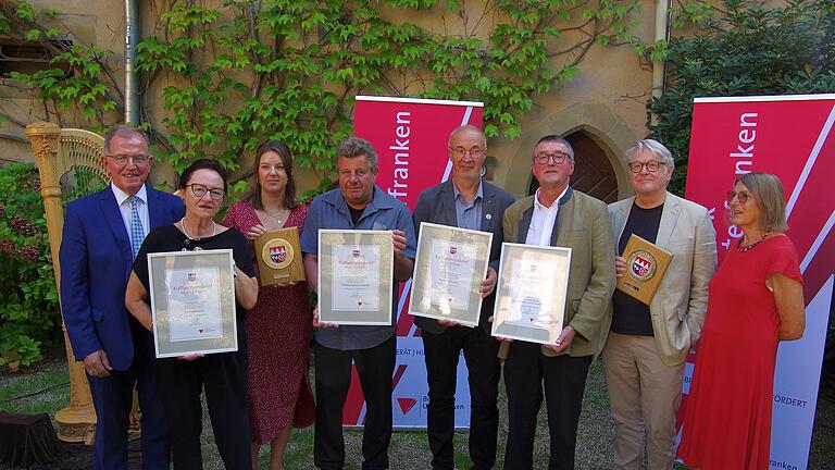 Auf dem Bild sind von links: Erwin Dotzel, Gabriele Brunsch, Daniela Schaub und Georg Liebler (Theatergruppe Duttenbrunn), Herbert Holzheimer, Dr. Harald Knobling, Michael Ehlers und Margreth Hirschmiller-Reinhard (VKU). - Auf dem Bild sind von links: Erwin Dotzel, Gabriele Brunsch, Daniela Schaub und Georg Liebler (Theatergruppe Duttenbrunn), Herbert Holzheimer, Dr. Harald Knobling, Michael Ehlers und Margreth Hirschmiller-Reinhard (VKU). Auf dem Bild sind von links: Erwin Dotzel, Gabriele Brunsch, Daniela Schaub und Georg Liebler (Theatergruppe Duttenbrunn), Herbert Holzheimer, Dr. Harald Knobling, Michael Ehlers und Margreth Hirschmiller-Reinhard (VKU). - Auf dem Bild sind von links: Erwin Dotzel, Gabriele Brunsch, Daniela Schaub und Georg Liebler (Theatergruppe Duttenbrunn), Herbert Holzheimer, Dr. Harald Knobling, Michael Ehlers und Margreth Hirschmiller-Reinhard (VKU).