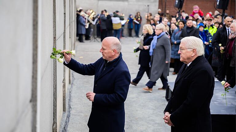 35 Jahre Mauerfall - Zentrale Gedenkveranstaltung       -  Rosen im Gedenken an die Maueropfer