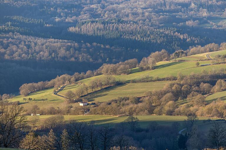 Die Tour beeindruckt mit grandiosen Ausblicken auf die bewaldeten Höhenzüge von Spessart und Rhön. Die Tour beeindruckt mit grandiosen Ausblicken auf die bewaldeten Höhenzüge von Spessart und Rhön.