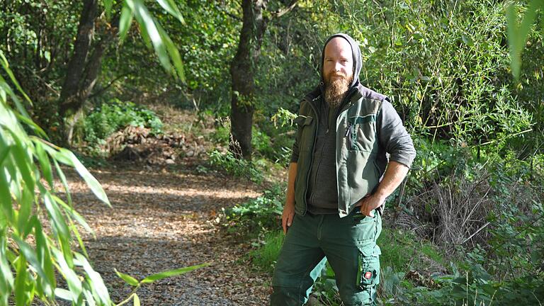 Jonas Gampe steht im gepachteten Waldstück der Gärtnerei Simon. Die Stadt hat zum Jahr 2021 die Pacht gekündigt. Jonas Gampe steht im gepachteten Waldstück der Gärtnerei Simon. Die Stadt hat zum Jahr 2021 die Pacht gekündigt.
