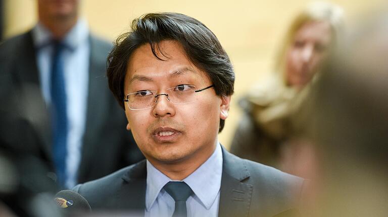 Chan-Jo Jun, Fachanwalt für IT-Recht, sagt, dass eine Übertragung des Unterrichts nach Hause bereits für 60 Euro je Klasse, das sind zwei Euro pro Kind, möglich wäre. Chan-Jo Jun, Fachanwalt für IT-Recht, sagt, dass eine Übertragung des Unterrichts nach Hause bereits für 60 Euro je Klasse, das sind zwei Euro pro Kind, möglich wäre. 