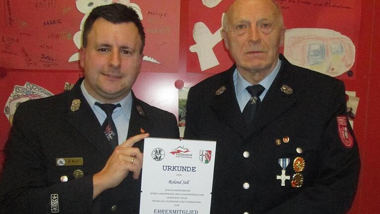 Vorsitzender Manuel Wurst (l.) überreichte dem neuen Ehrenmitglied, Roland Sell, die Ernennungsurkunde. Sell gehört seit 51 Jahren der Freiwilligen Feuerwehr an.       -  Vorsitzender Manuel Wurst (l.) überreichte dem neuen Ehrenmitglied, Roland Sell, die Ernennungsurkunde. Sell gehört seit 51 Jahren der Freiwilligen Feuerwehr an.