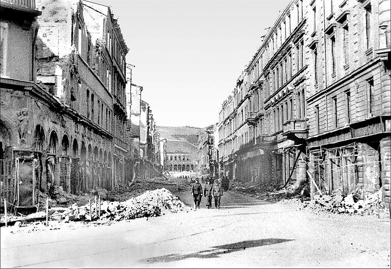 Die zerstörte Kaiserstraße im Jahr 1945. Die zerstörte Kaiserstraße im Jahr 1945.
