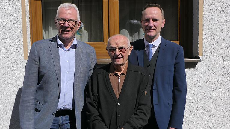 Seinen 95. Geburtstag konnte Michael Reinwand aus Augsfeld feiern. Dazu gratulierten auch Bürgermeister Günther Werner (links) und stellvertretender Landrat Michael Ziegler (rechts).