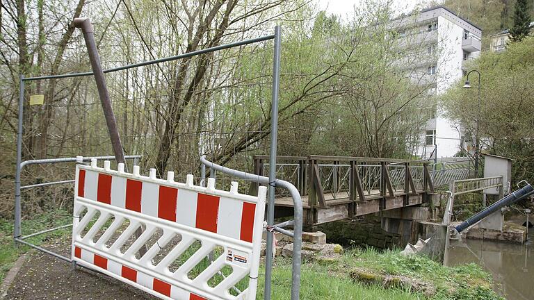 Dass die Brücke über die Sinn am alten Haus Waldenfels fehlt, stößt einigen Anwohnern auf, weil sie nur noch umständlich in den Georgipark kommen. Für die Stadt ist ein Provisorium zu teuer; sie bemüht sich um vollwertigen Ersatz.       -  Dass die Brücke über die Sinn am alten Haus Waldenfels fehlt, stößt einigen Anwohnern auf, weil sie nur noch umständlich in den Georgipark kommen. Für die Stadt ist ein Provisorium zu teuer; sie bemüht sich um vollwertigen Ersatz.