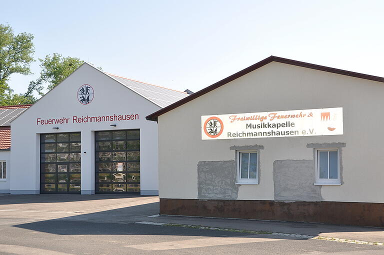 Gute Symbiose von Feuerwehr und Musikkapelle auch bei den Gebäuden: Feuerwehrgerätehaus neben dem Musikerheim, das die Wehr als Schulungs- und Sozialräume nutzt.&nbsp;