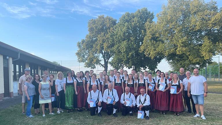 Auf dem Foto alle Geehrten der Musikapelle Oberstreu e. V. und Singgruppe Vollmundig mit Renate Haag vom Nordbayerischen Musikbund und ersten Bürgemeister Stefan Kießner.