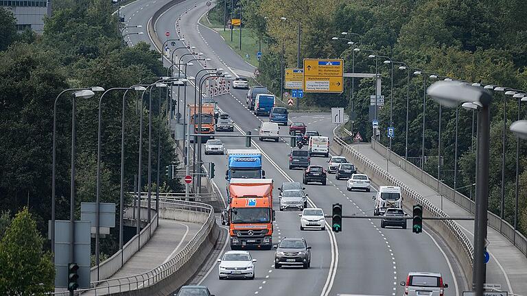 Erneuerung der Fahrbahn der B 19 zwischen Adenauer Brücke und Autobahnanschluss       -  Bis zu 55 000 Fahrzeuge rollen täglich über die Konrad-Adenauer-Brücke. Mit 420 Metern ist sie die längste Brücke in Würzburg. An diesem Montag hat sie 50. Geburtstag. Foto: Daniel Peter